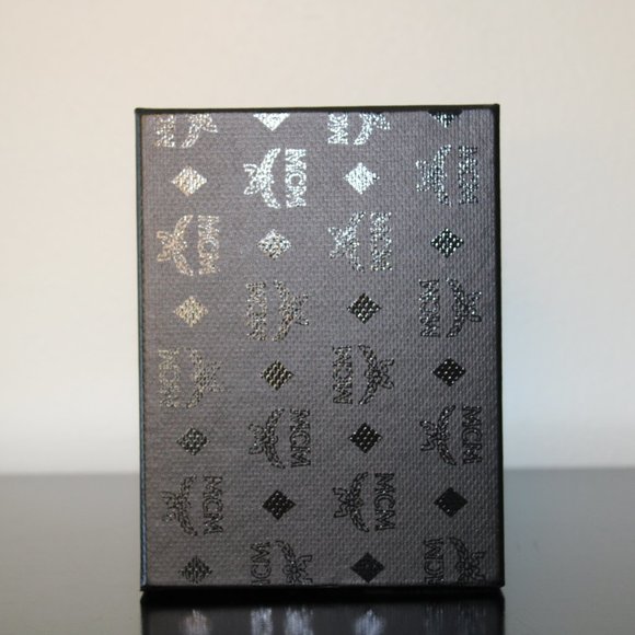 🔥MCM Women's White Black Contrast Logo Small Leather Zip Wallet NWT & Box - Picture 7 of 16